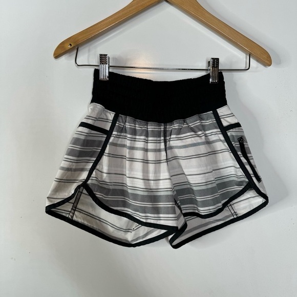 Lululemon Tracker Short II 2-way Stretch Mini Groovy Stripe Dune Size 4 - Picture 1 of 4